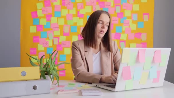 Κουρασμένη Όμορφη Επιχειρηματίας Φορώντας Μπεζ Σακάκι Κάθεται Στο Γραφείο Χρησιμοποιώντας — Αρχείο Βίντεο