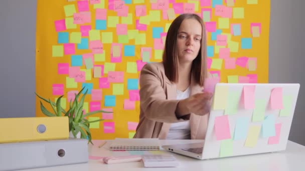 Soustředěná Krásná Obchodní Žena Béžové Bundě Sedí Kanceláři Pomocí Notebooku — Stock video