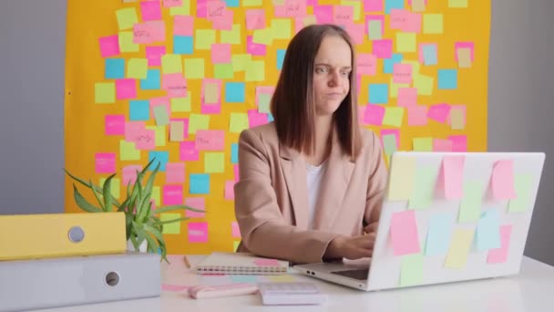 Ofiste Oturan Bej Ceketli Sarı Renkli Kartları Olan Sarı Duvara — Stok video