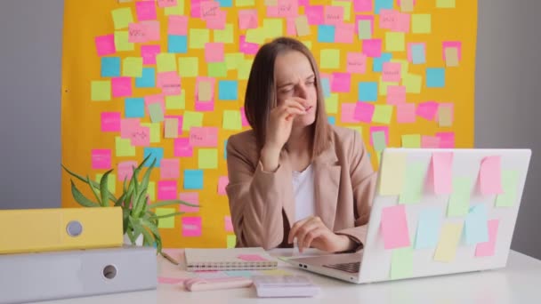 Wyczerpana Kobieta Freelancer Beżowej Kurtce Siedzi Biurze Pomocą Laptopa Żółtą — Wideo stockowe