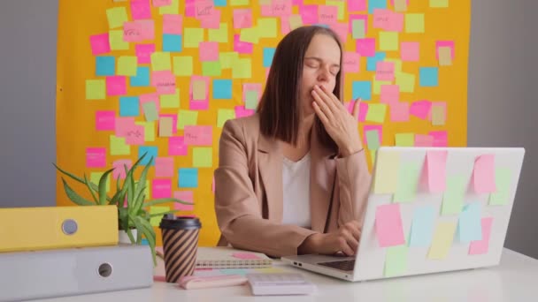 Śpiąca Zmęczona Kobieta Pracująca Komputerze Przy Żółtej Ścianie Kolorowymi Naklejkami — Wideo stockowe