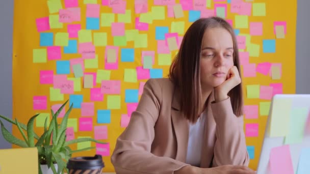 Traurig Aufgebrachte Frau Die Ihrem Arbeitsplatz Laptop Arbeitet Mit Bunten — Stockvideo