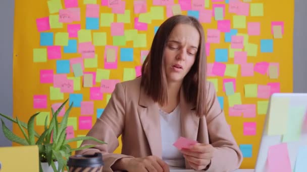 Smutna Nieszczęśliwa Kobieta Pracująca Komputerze Pod Żółtą Ścianą Kolorowymi Naklejkami — Wideo stockowe