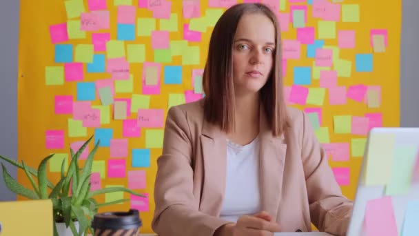 Konzentrierte Frau Computer Vor Gelber Wand Bunte Aufkleber Tippen Auf — Stockvideo