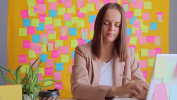 Schockierte Frau Die Ihrem Arbeitsplatz Mit Bunten Memo Karten Laptop — Stockvideo
