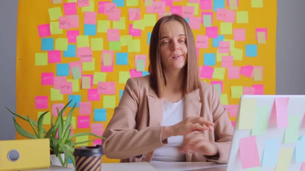 Nespokojená Žena Pracující Notebooku Svém Pracovišti Pestrobarevnými Paměťovými Kartami Nespokojená — Stock video