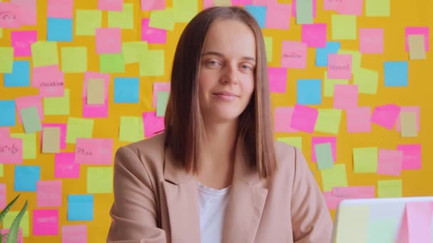 Online Arbeitsbereich Entzückte Frau Arbeitet Computer Gegen Gelbe Wand Mit — Stockvideo