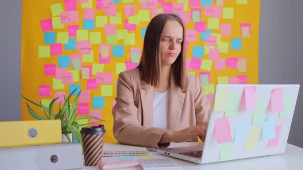Zmęczona Kobieta Pracująca Komputerze Przy Żółtej Ścianie Kolorowymi Naklejkami Cierpiąca — Wideo stockowe