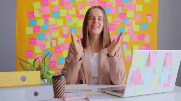 Vrolijke Mooie Vrouw Werkt Laptop Computer Haar Werkplek Met Veelkleurige — Stockvideo