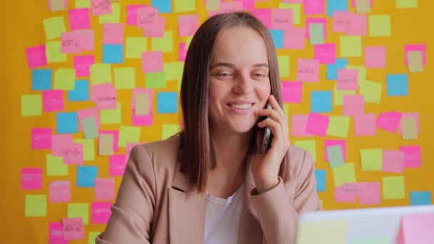 Zufriedene Geschäftsfrau Mit Smartphone Während Der Arbeit Laptop Büro Posiert — Stockvideo