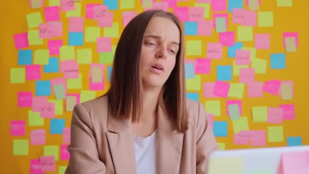 Odstupňovaná Žena Pracující Notebooku Svém Pracovišti Pestrobarevnými Paměťovými Kartami Které — Stock video