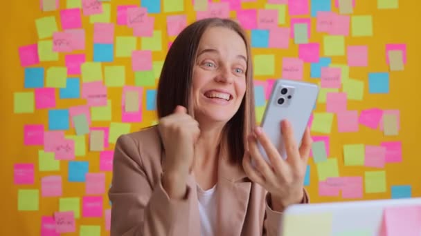 Nadšený Velmi Šťastný Obchodní Žena Pomocí Smartphone Při Práci Notebooku — Stock video