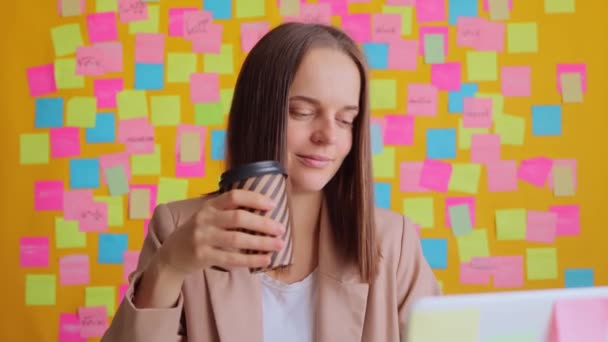 Şyerindeki Dizüstü Bilgisayarında Çok Renkli Kartlarıyla Çalışan Kağıt Bardaktan Çıkan — Stok video