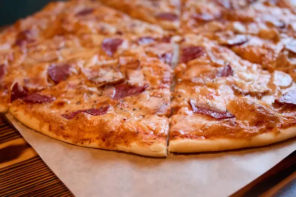 Pizza Panas Dengan Salami Lezat Makanan Cepat Saji Masakan Tradisional — Stok Foto