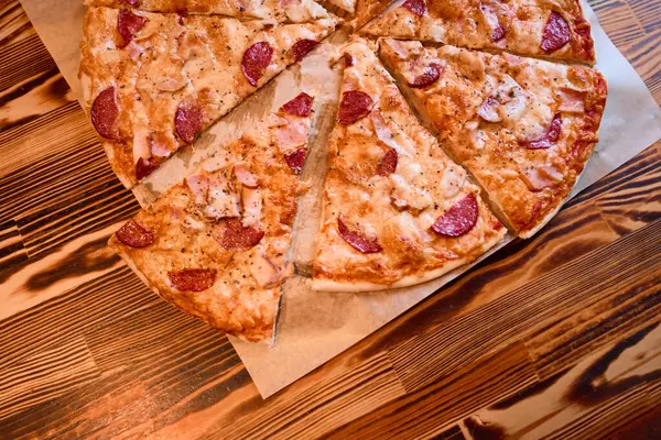 Penutup Pizza Buatan Sendiri Dengan Bacon Dan Jamur Latar Belakang — Stok Foto