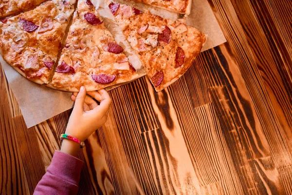 Penutup Tangan Manusia Membawa Pizza Dengan Bacon Dan Jamur Pizza — Stok Foto