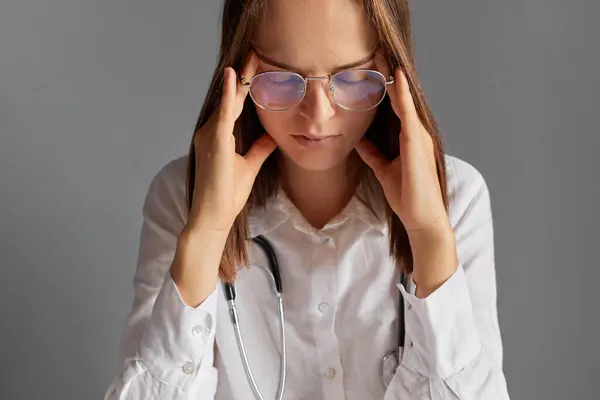 Dokter Yang Kelelahan Tidak Sehat Berkacamata Dan Jas Lab Medis — Stok Foto