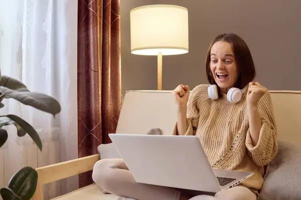 Εξαιρετικά Ευτυχισμένη Γυναίκα Πλεκτό Πουλόβερ Χρησιμοποιώντας Φορητό Υπολογιστή Κάθεται Στον — Φωτογραφία Αρχείου