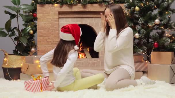 Deliciosa Menina Vestida Chapéu Papai Noel Com Sua Filha Mãe — Vídeo de Stock