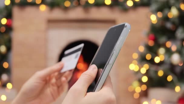 온라인 스토어에서 장식된 크리스마스 트리와 장소에 카드와 전화를 — 비디오