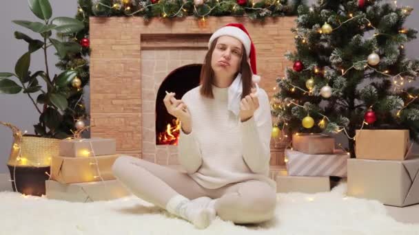 Mujer Hermosa Malsana Resfriándose Las Vacaciones Navidad Tratando Casa Sosteniendo — Vídeo de stock