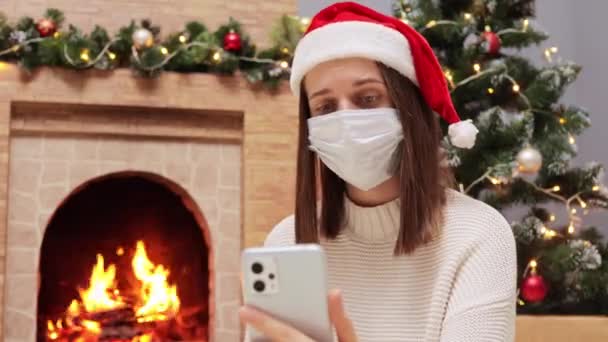 Adult Woman Brown Hair Wearing Santa Claus Hat Medical Mask — Stock Video