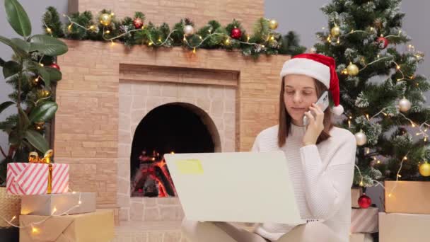 Serieuze Vrouw Dragen Trui Santa Claus Hoed Met Behulp Van — Stockvideo