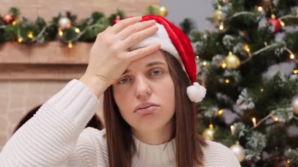 Sorgsen Deprimerad Stressad Kvinna Bär Jultomte Hatt Poserar Dekorerat Vardagsrum — Stockvideo