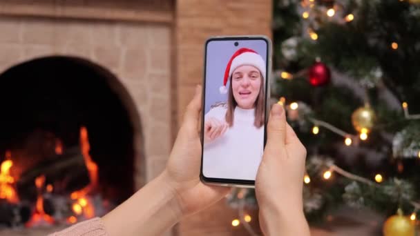 Χέρια Κρατώντας Smartphone Χαμογελαστή Καυκάσια Γυναίκα Για Χριστούγεννα Οθόνη Interface — Αρχείο Βίντεο