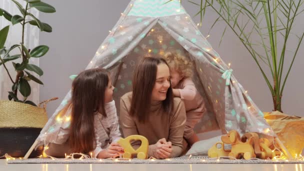 Szczęśliwa Matka Rodziny Córkami Bawiącymi Się Wigwam Domu Wnętrze Zabawy — Wideo stockowe