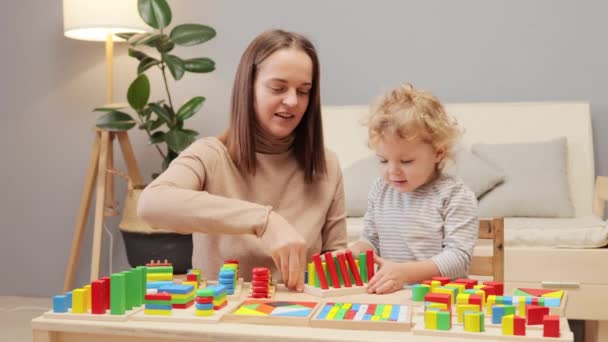 Houten Stapelvorm Baby Ontwikkeling Leren Spelen Cognitieve Verkenning Peuterspeeltjes Blanke — Stockvideo