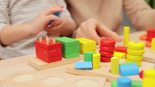 Penjelajahan Mainan Kayu Pengurutan Geometris Bermain Main Tumpukan Kreatif Toddler — Stok Video