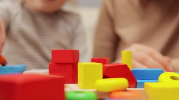 Leren Door Spel Kleurrijke Vorm Sorteerder Coöperatieve Speelactiviteiten Onherkenbare Moeder — Stockvideo