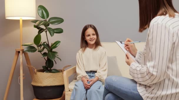 Дитячий Психолог Маленькою Дівчинкою Клініці Розповідає Про Проблеми Травми Дитини — стокове відео