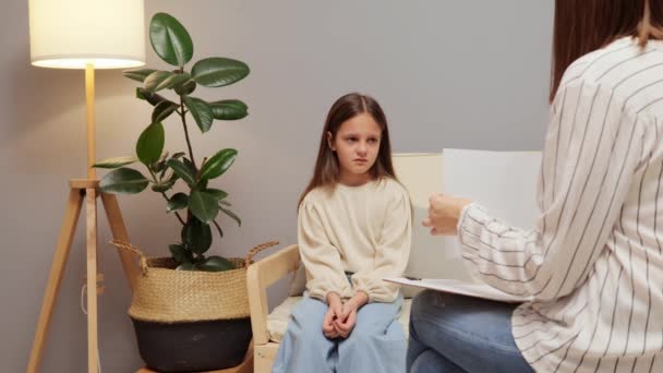 Psychotherapie Voor Kinderen Discussie Trauma Sociale Zaken Begeleiding Kinderpsychotherapeut Toont — Stockvideo