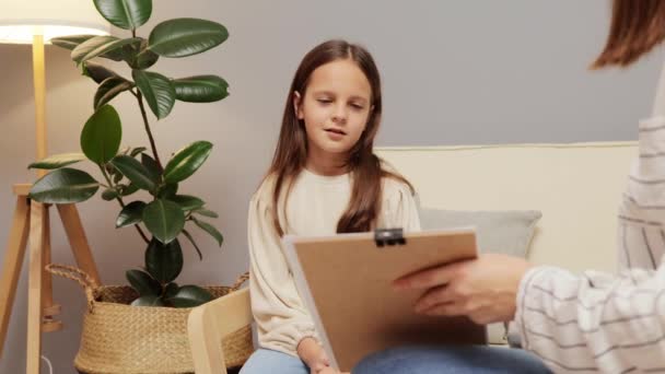 Mujer Terapeuta Joven Que Habla Trata Consejero Infantil Corrección Comportamiento — Vídeos de Stock