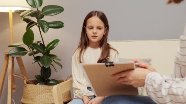 Psychoterapeuta Pracuje Uczennicą Biurze Dziewczynka Robi Test Rysunek Coś Papierze — Wideo stockowe