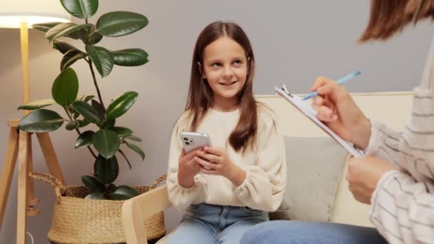 Klein Meisje Met Mobiele Telefoon Het Kantoor Van Psycholoog Proberen — Stockvideo