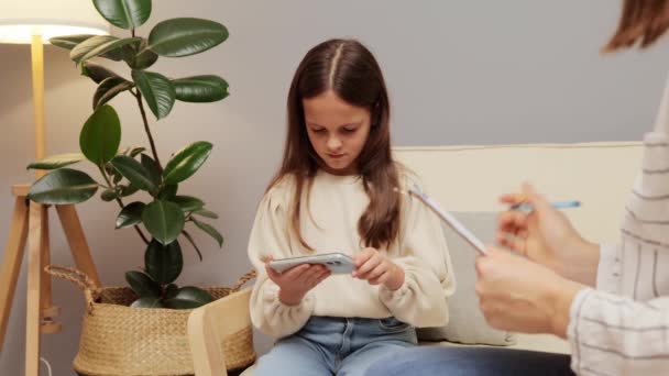 Kleine Spielerin Mit Smartphone Auf Dem Sofa Büro Eines Psychologen — Stockvideo