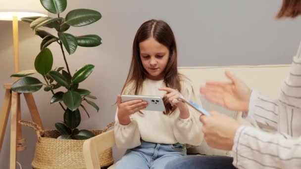Handysucht Kleines Mädchen Mit Handy Büro Des Psychologen Kind Fängt — Stockvideo