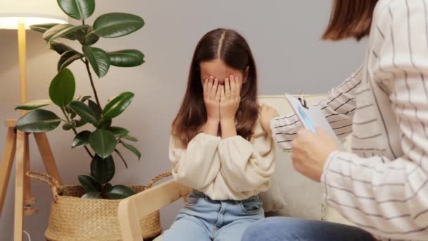 Неузнаваемая Женщина Утешает Эмоциональную Девочку Дошкольник Плачет Время Сеанса Терапии — стоковое видео