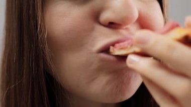 Eğer tanınmayan bir kız pizza yerken zevkle dilimler yerse pizzacı restoranından fast food sipariş ederse..