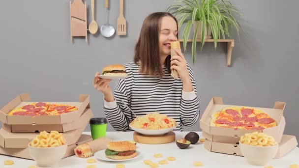 Aantrekkelijke Tevreden Jonge Vrouw Draagt Gestreept Shirt Ruiken Hotdog Hamburger — Stockvideo
