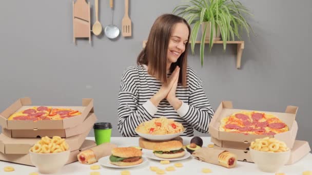 Pobłażliwość Fast Foodów Pyszne Obiady Niezdrowe Opcje Posiłków Różne Przekąski — Wideo stockowe