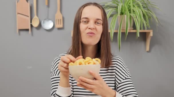 Encantada Mujer Sonriente Comiendo Aros Cebolla Disfrutando Sabrosos Aperitivos Comida — Vídeos de Stock