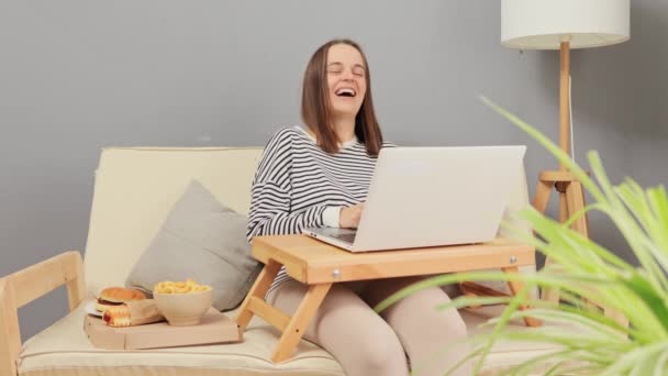 Rendkívül Boldog Mosolygós Vidám Használ Laptop Számítógép Élvezi Elvitelre Gyorsétterem — Stock videók