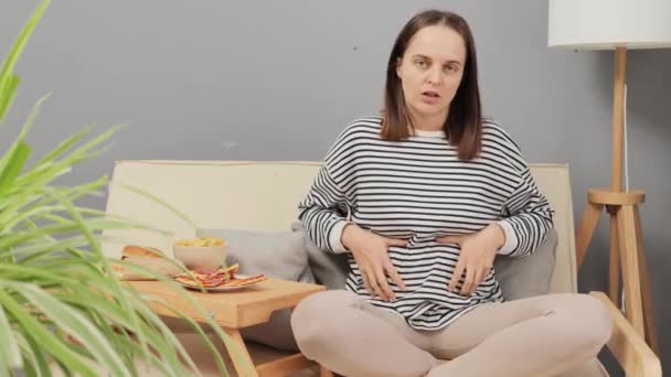 Femme Désespérée Portant Une Chemise Rayée Assise Sur Canapé Parmi — Video