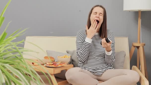 Femme Endormie Assis Sur Canapé Manger Délicieux Fast Food Savoureux — Video