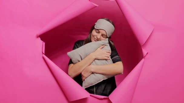 만족스러운 코카서스 잠자는 마스크와 준비가 베개를 구멍에 잠옷을 — 비디오