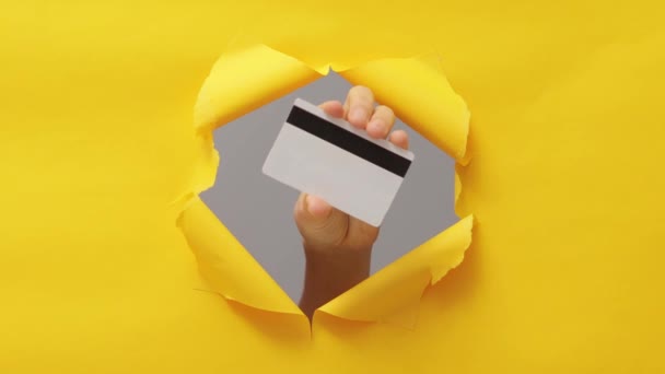 Frau Hält Kreditkarte Isoliert Durch Zerrissenen Gelben Hintergrund Kopierraum Für — Stockvideo